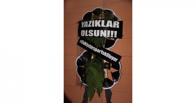 Belediye Önüne Siyah Çelenk Bıraktılar