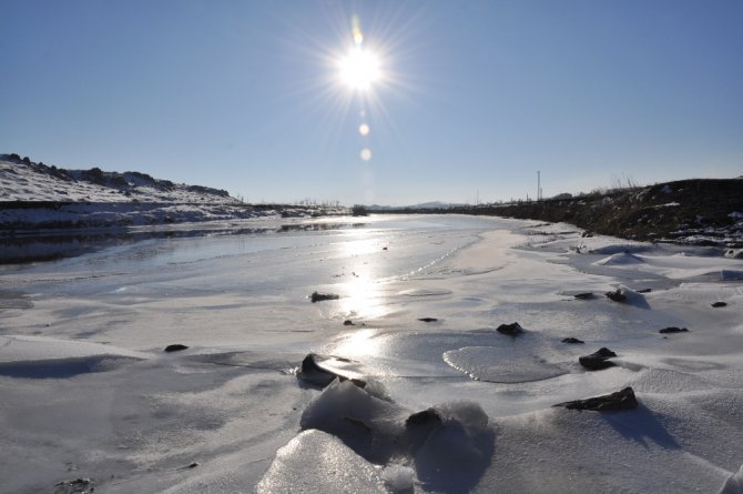 Hava Sıcaklığının Eksi 19’u Gördü, Kars Çayı Dondu