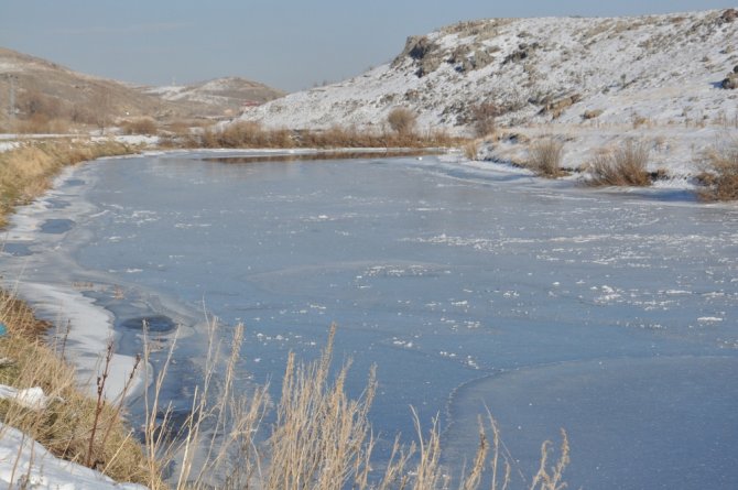 Hava Sıcaklığının Eksi 19’u Gördü, Kars Çayı Dondu