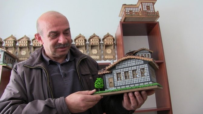 Maketlerde Yöresinin Kültürünü Yaşatıyor