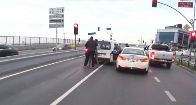 Makas Atan Sürücünün Önün Kesti Ve...