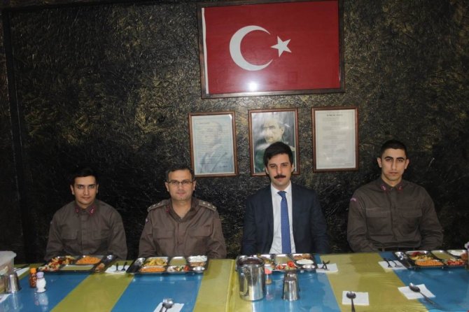 Giresun’un Espiye İlçe Kaymakamı Şehit Ailelerini Ziyaret Etti. Mehmetçik İle Yemekte Buluştu