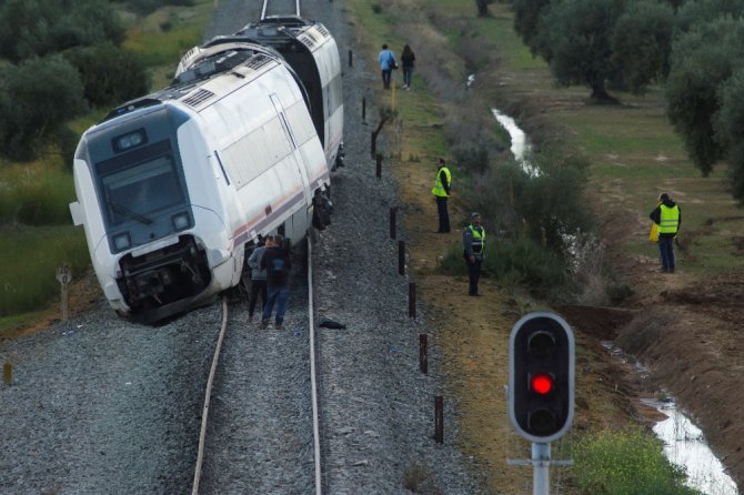 İspanya’da Tren Raydan Çıktı: 30 Yaralı