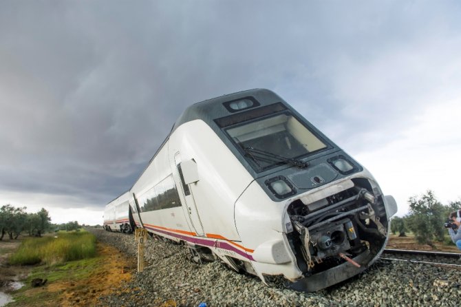 İspanya’da Tren Raydan Çıktı: 30 Yaralı