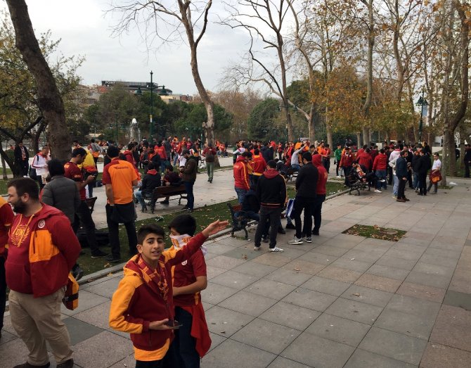 Galatasaray Taraftarları Derbiye Hazırlanıyor