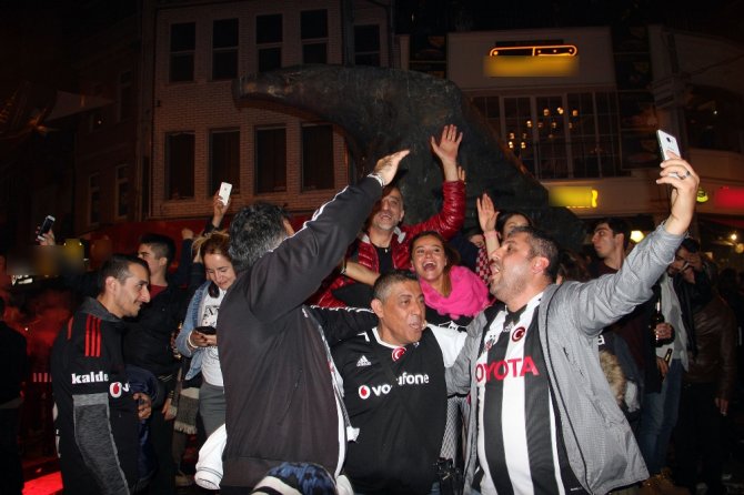 Beşiktaşlı Taraftarlar Galibiyeti Çarşı’da Kutladı