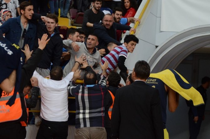 Trabzonspor - Fenerbahçe Maçında Gerginlik