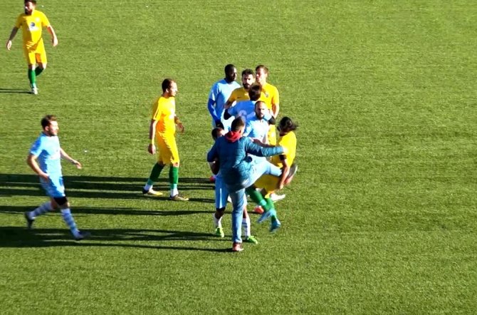 Saha Görevlisinden Futbolcuya Tekme