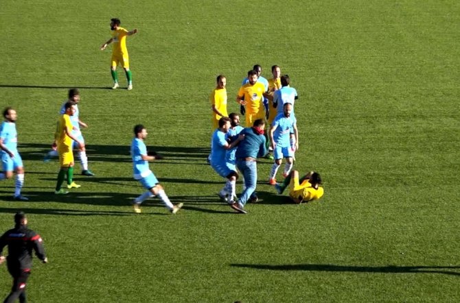 Saha Görevlisinden Futbolcuya Tekme