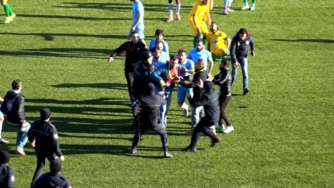 Saha Görevlisinden Futbolcuya Tekme