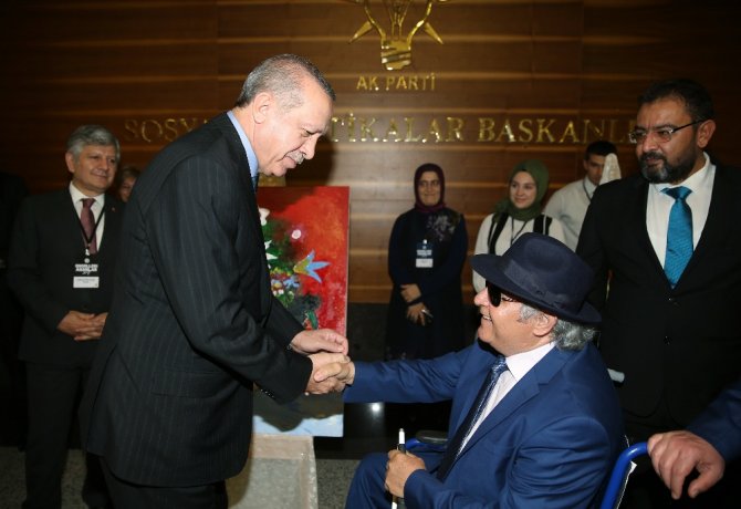 Erdoğan Görme Engelli Ressamın Sergisini Gezdi