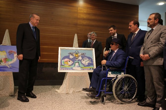 Erdoğan Görme Engelli Ressamın Sergisini Gezdi