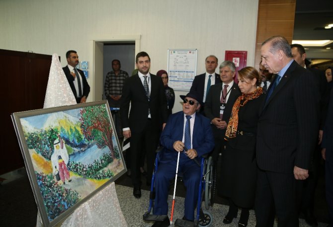 Erdoğan Görme Engelli Ressamın Sergisini Gezdi