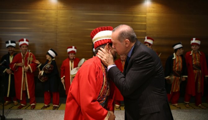 Erdoğan Görme Engelli Ressamın Sergisini Gezdi
