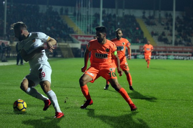 İlk Yarı Kayserispor’un Üstünlüğüyle Bitti