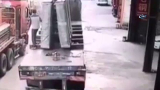 Cam Blok İşçinin Kafasında Tuzla Buz Oldu