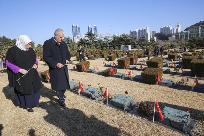 Başbakan Türk Şehitliği’ni Ziyaret Etti