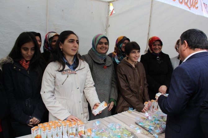 Artvin’in ‘Engel Tanımayan’ Öğrencilerinden Kurabiye İkramı
