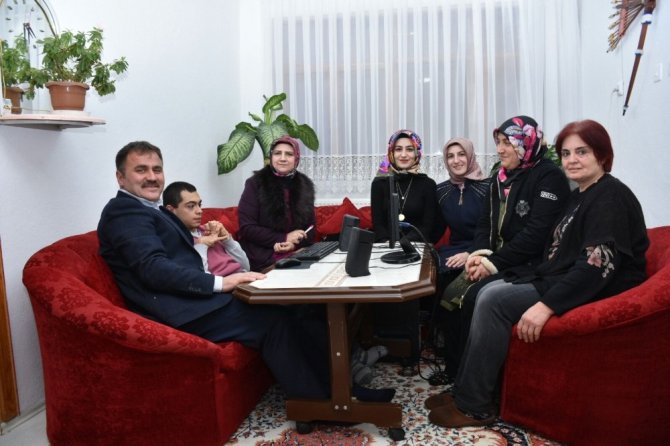 Başkan Çimen, Engellileri Evlerinde Ziyaret Etti