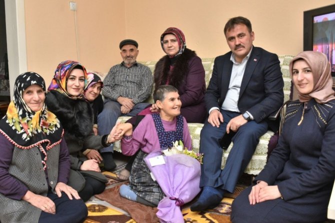 Başkan Çimen, Engellileri Evlerinde Ziyaret Etti