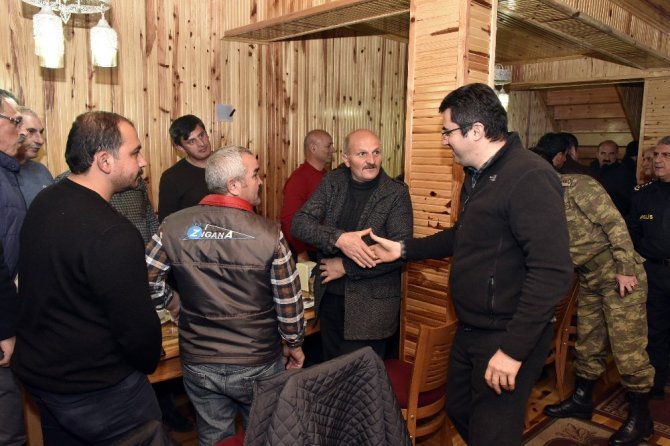 Vali Memiş’ten 2 Bin 50 Metrede Asfalt Emekçilerine Yemek