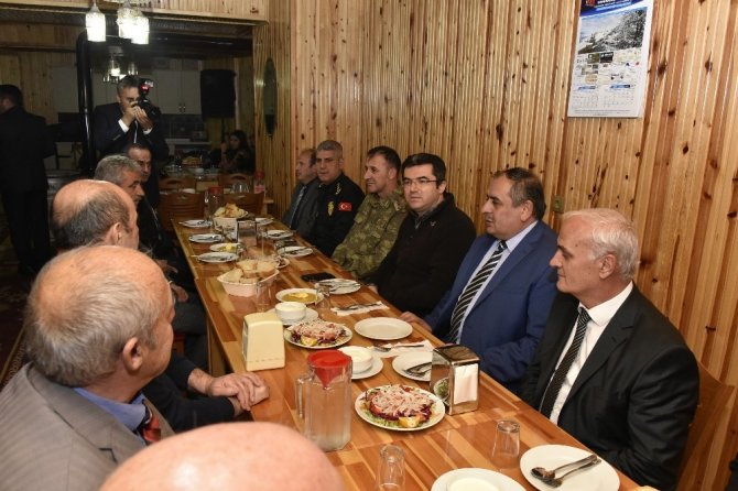Vali Memiş’ten 2 Bin 50 Metrede Asfalt Emekçilerine Yemek