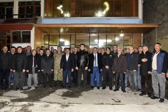 Vali Memiş’ten 2 Bin 50 Metrede Asfalt Emekçilerine Yemek