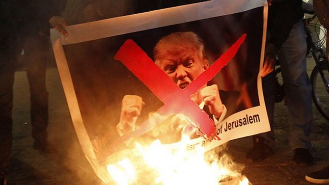 Filistinliler Trump’ın Posterlerini Yaktı