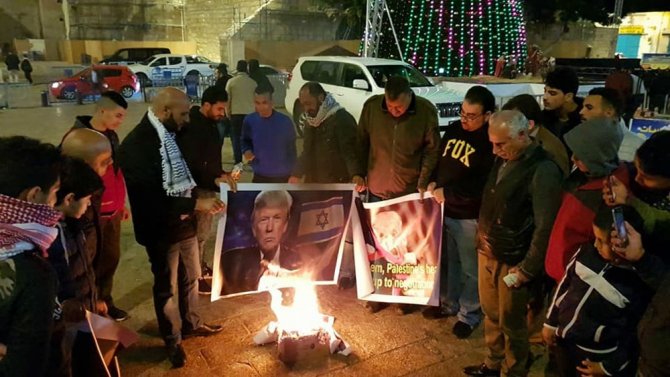 Filistinliler Trump’ın Posterlerini Yaktı