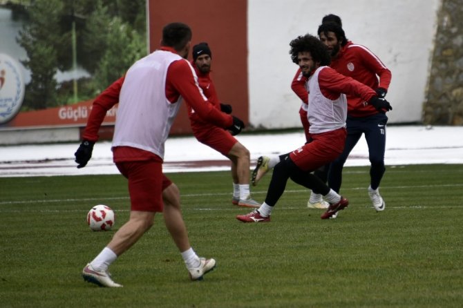 Gümüşhanespor, Isıtmalı Yeni Zemininde Çalıştı