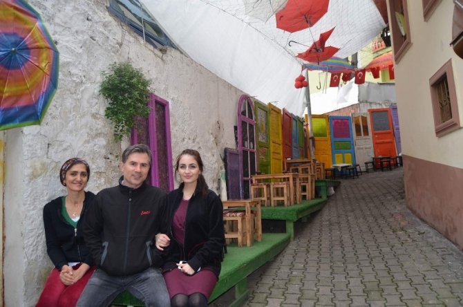 Kafesinin Bulunduğu Sokağı Baştan Başa Renkli Kapılar İle Süsledi