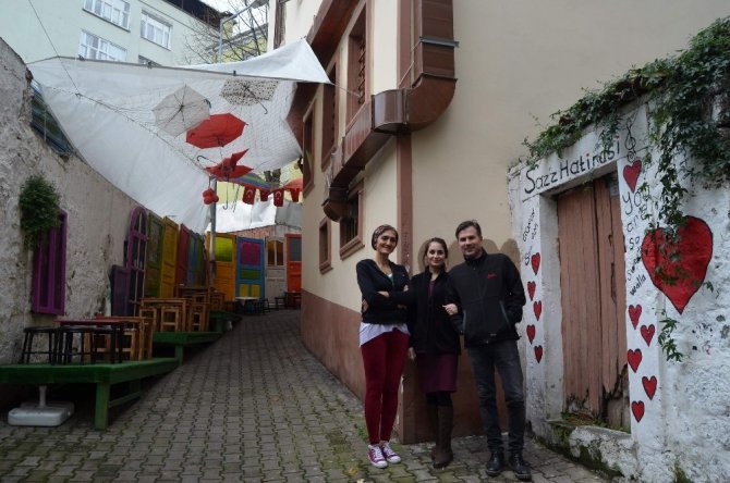 Kafesinin Bulunduğu Sokağı Baştan Başa Renkli Kapılar İle Süsledi