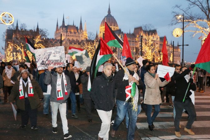 Macaristan’da Trump Ve İsrail Protestosu