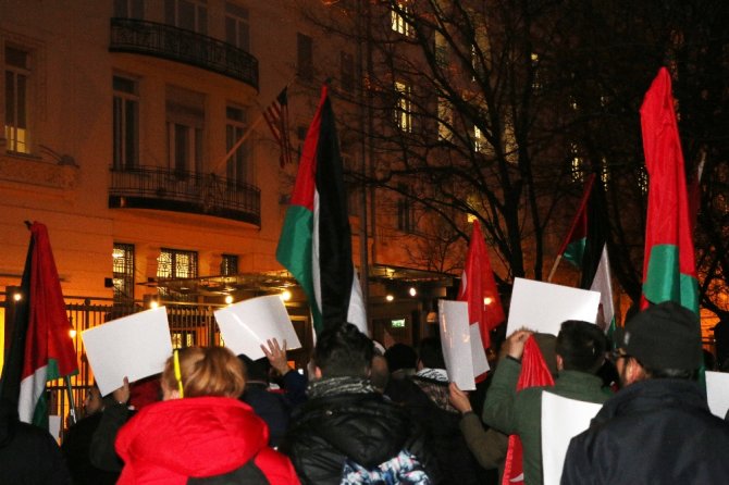 Macaristan’da Trump Ve İsrail Protestosu