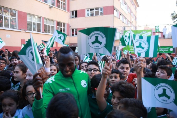 Öğrenciler Giresunsporlu Futbolcu Ve Yöneticilerden İmza Almak İçin Bir Biriyle Yarıştı.