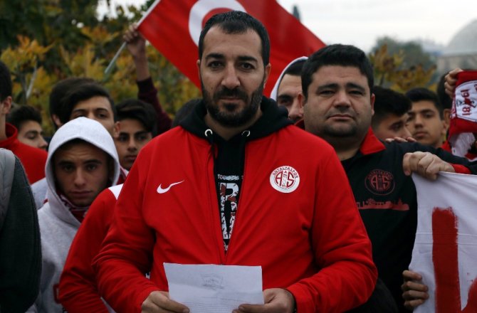 Antalyasporlu Taraftarlardan Alkışlık Hareket