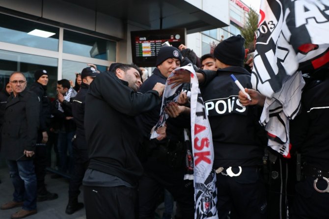 Beşiktaş Kafilesine Coşkulu Karşılama