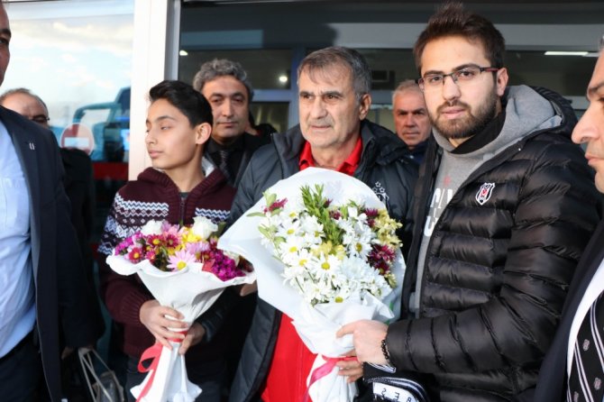 Beşiktaş Kafilesine Coşkulu Karşılama