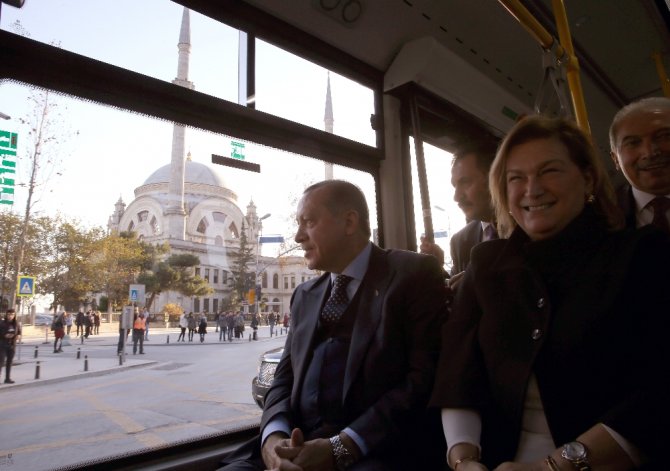 Cumhurbaşkanı Erdoğan Elektrikli Otobüse Bindi