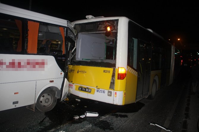 Servis Otobüsü İett Otobüsüne Çarptı: 8 Yaralı