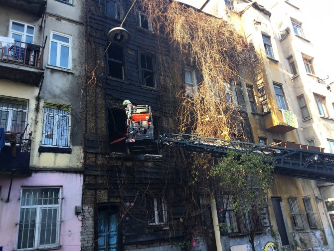 Beyoğlu’nda 5 Katlı Ahşap Binada Yangın Çıktı