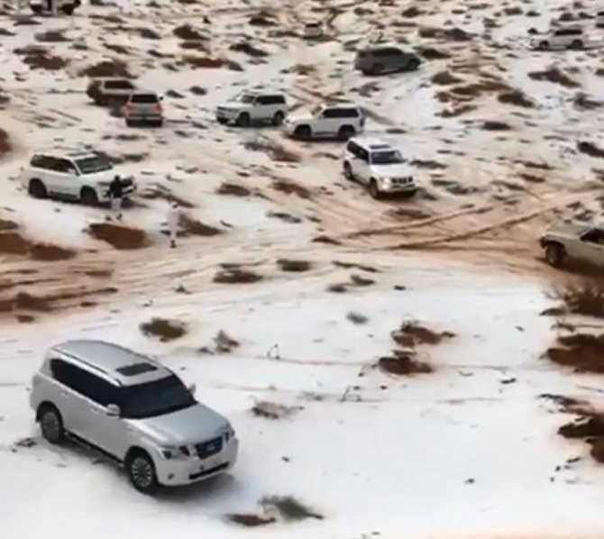 Birleşik Arap Emirlikleri’nde Çöle Kar Yağdı