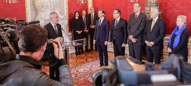 Avusturya’da Aşırı Sağ Koalisyon Hükümeti Göreve Başladı