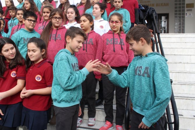 Bu Okulda 33 İkiz, Bir Üçüz Öğrenci Var