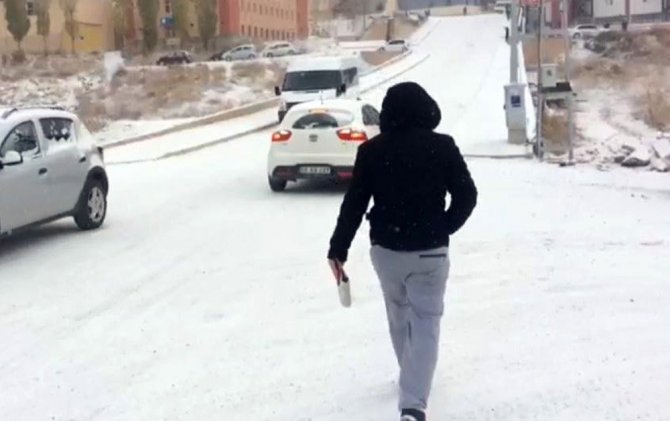 “Karlı Ve Buzlu Yolda Penguen Gibi Yürüyün”