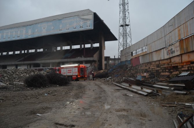 Yıkımı Süren Hüseyin Avni Aker Stadı’nda Yangın Çıktı