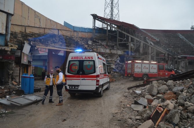 Yıkımı Süren Hüseyin Avni Aker Stadı’nda Yangın Çıktı