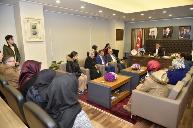 Başkan Çimen, Burs Alan 20 Öğrenciyi Kabul Etti