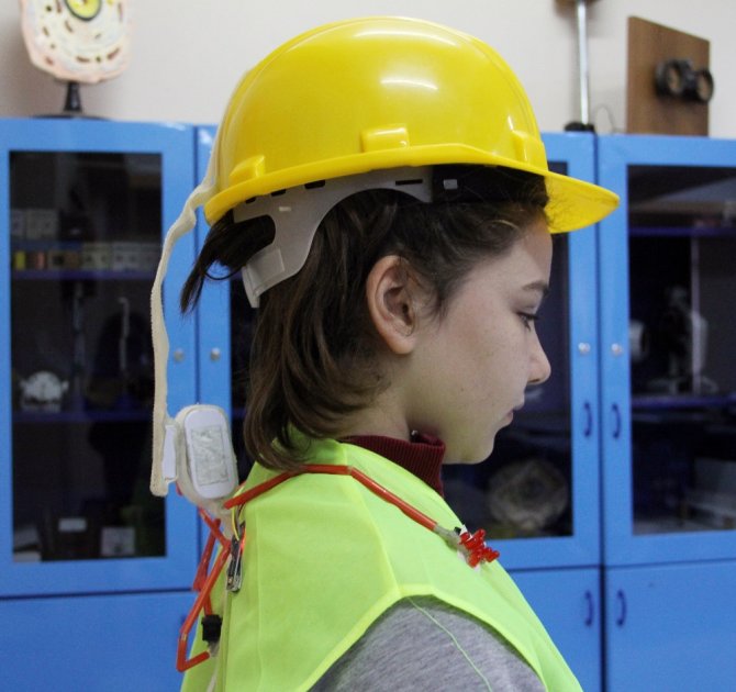 İşçiler Ölmesin Diye 10 Yaşında Akıllı Baret Tasarladı