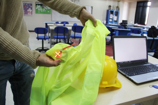 İşçiler Ölmesin Diye 10 Yaşında Akıllı Baret Tasarladı